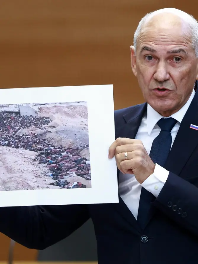 Il premier sloveno Janša con la foto dello “scandalo”