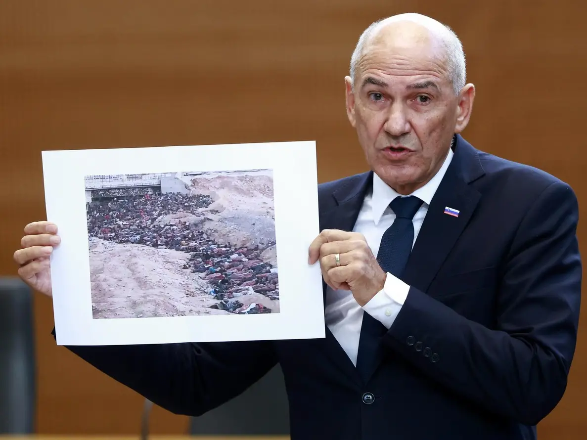 Il premier sloveno Janša con la foto dello “scandalo”