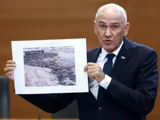 Il premier sloveno Janša con la foto dello “scandalo”