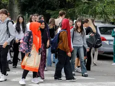 Studenti all’uscita dall’istituto Pertini (foto Bonaventura / Minin)