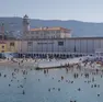 Il muro che divide la spiaggia del Pedocin (foto Andrea Lasorte)
