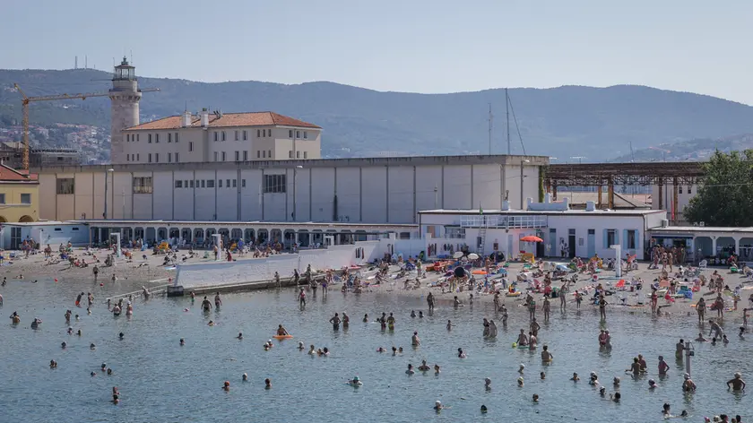 Il muro che divide la spiaggia del Pedocin (foto Andrea Lasorte)
