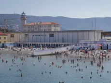 Il muro che divide la spiaggia del Pedocin (foto Andrea Lasorte)
