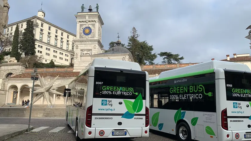 Due autobus elettrici della flotta di Arriva Udine