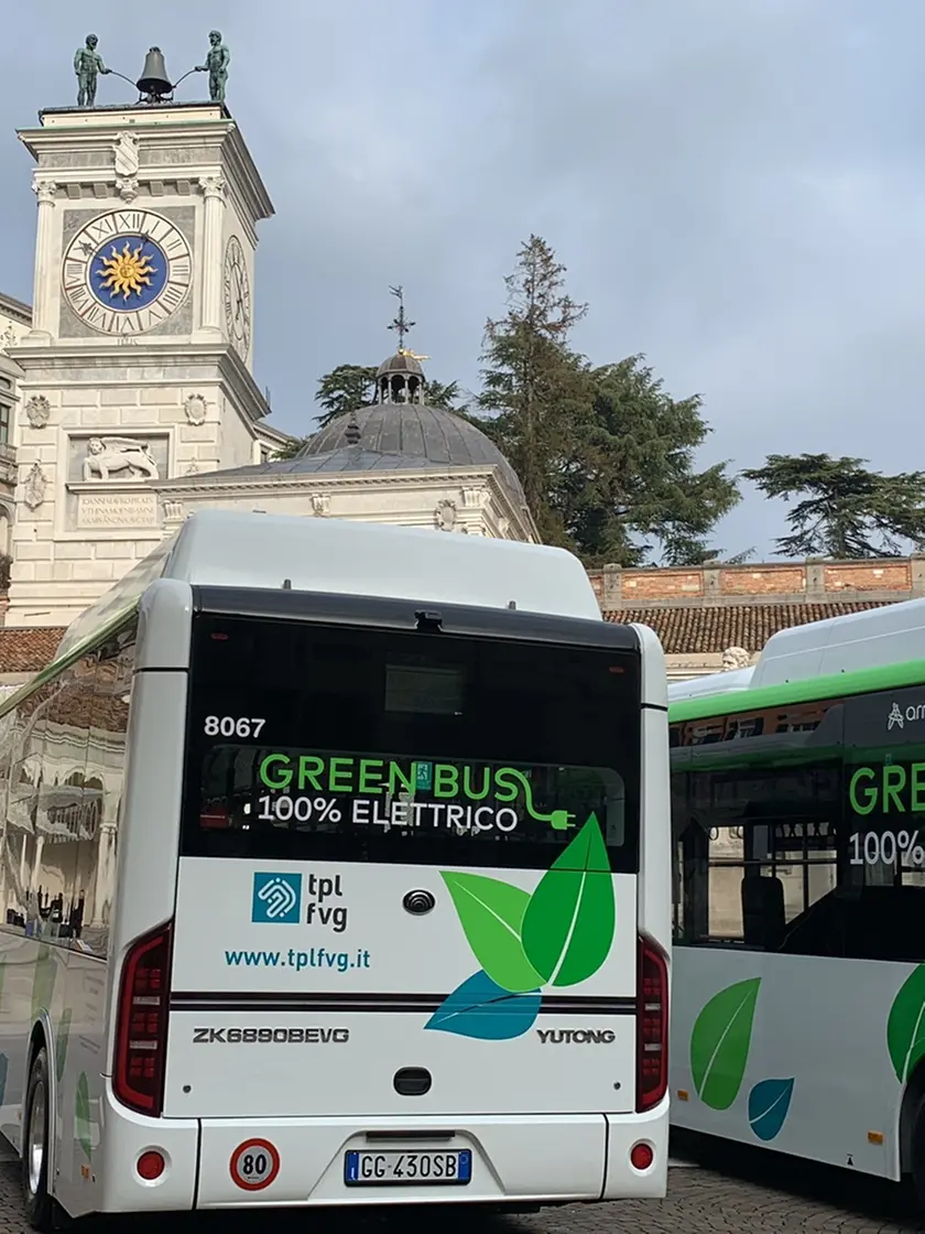Due autobus elettrici della flotta di Arriva Udine