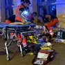 A sinistra i soccorsi, a destra la Polizia in piazza Libertà (foto Massimo Silvano)