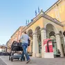 Manifesti di Frontiere davanti al Teatro Verdi che ospiterà le lezioni magistrali.