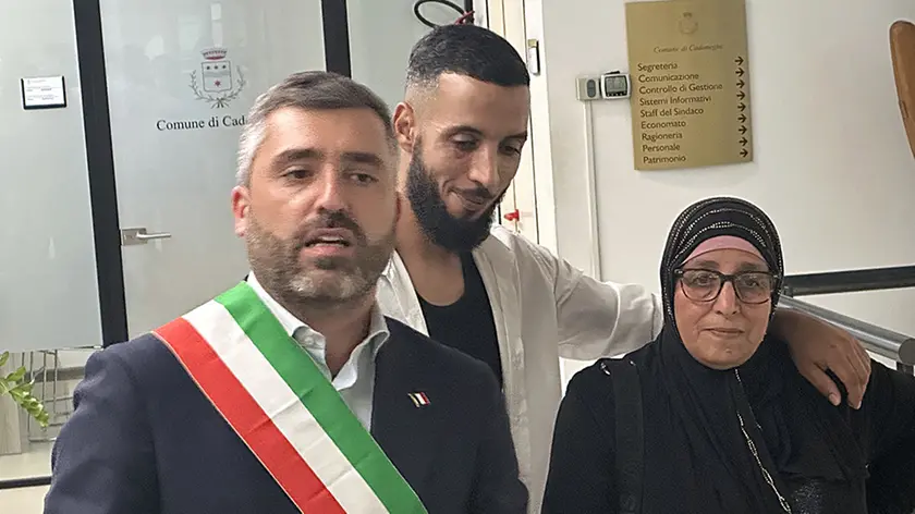Rachida Riadi con il figlio e il sindaco di Cadoneghe Marco Schiesaro (foto Piran)