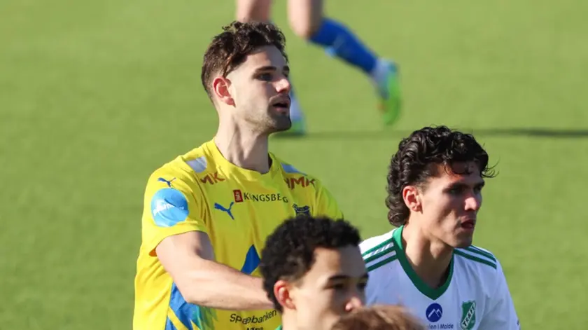 In maglia gialla il difensore Filip Stankovic