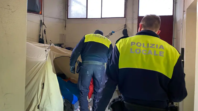 Agenti della Polizia locale impegnati in un controllo