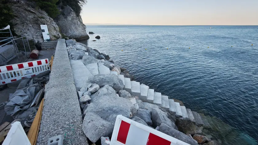 https://images.ilpiccolo.it/view/acePublic/alias/contentid/1u6fyje92704wan8747/1/copia-di-lasorte-trieste-01-10-26-grignano-nuova-scala-di-accesso-al-mare.webp?f=16%3A9&amp;w=840