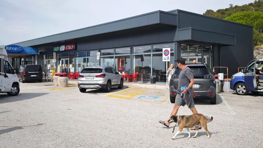 La nuova area di servizio riqualificata con il ritrovato autogrill di Duino Nord Foto Andrea Lasorte