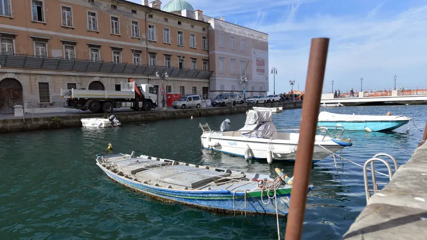 Alcune imbarcazioni ormeggiate al Canal Grande. Foto Bruni