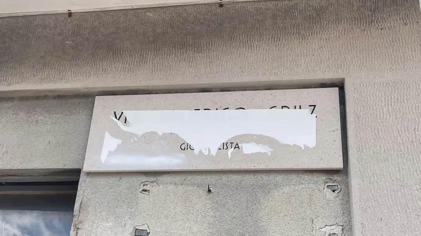 Imbrattata la targa in memoria di Grilz