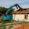 L’abbattimento di una delle casette Pater: è stato trovato amianto (foto Bonaventura)
