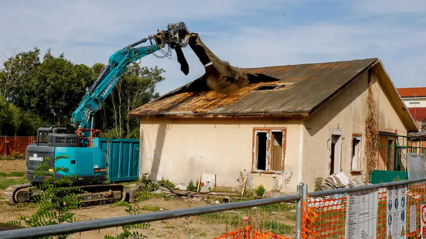 L’abbattimento di una delle casette Pater: è stato trovato amianto (foto Bonaventura)