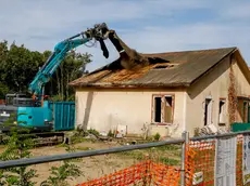L’abbattimento di una delle casette Pater: è stato trovato amianto (foto Bonaventura)