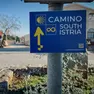 Uno dei cartelli che indicano il cammino legato a Compostela