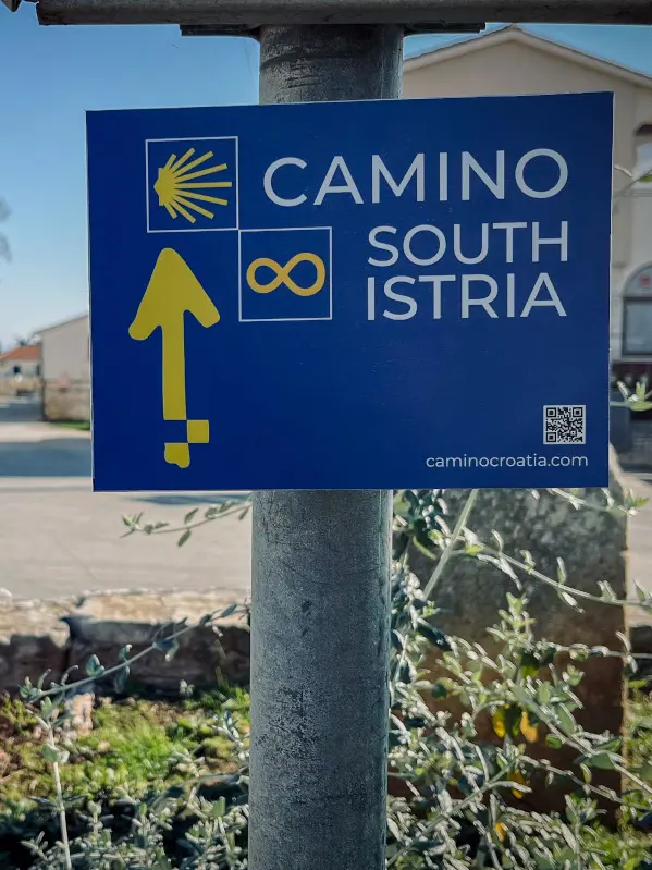 Uno dei cartelli che indicano il cammino legato a Compostela