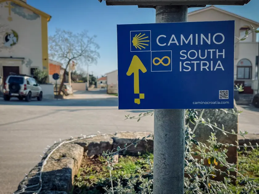 Uno dei cartelli che indicano il cammino legato a Compostela