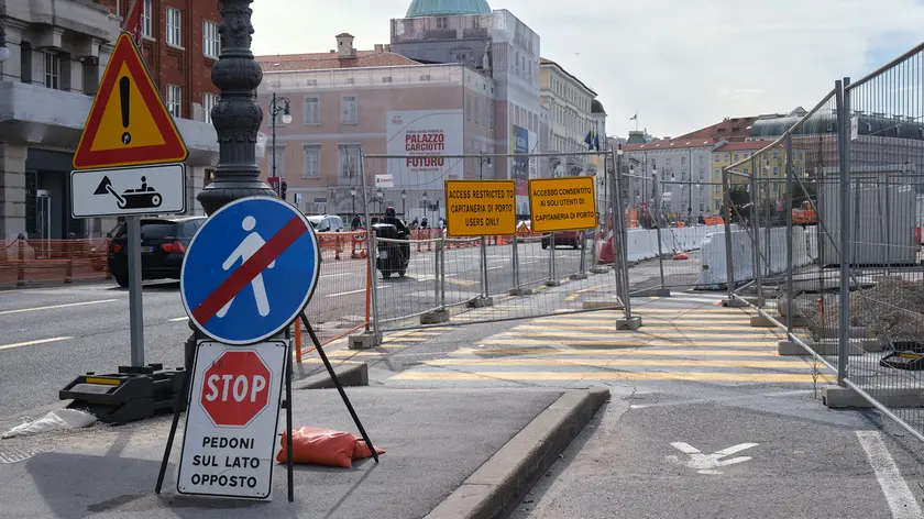 La corsia pedonale sul ponte Bianco (foto Silvano)