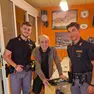 Il signor Luigi con gli agenti che sono andati a trovarlo