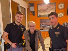 Il signor Luigi con gli agenti che sono andati a trovarlo