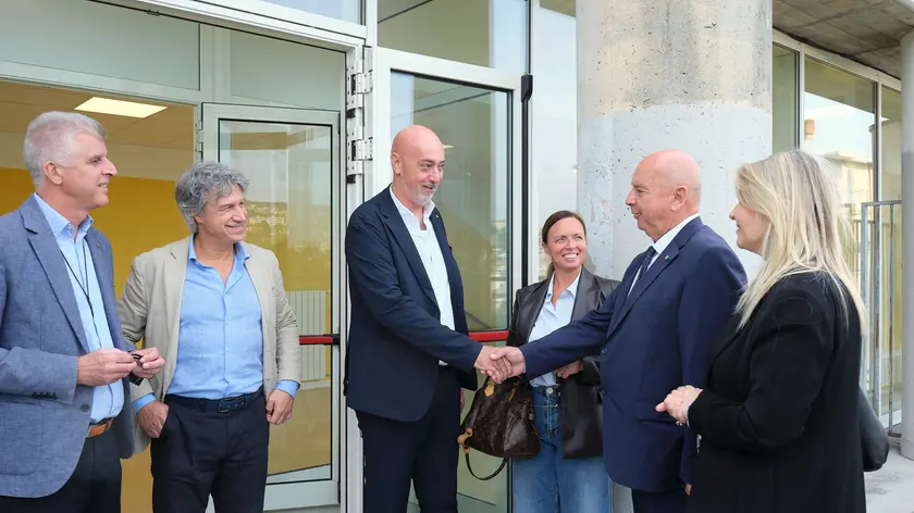 La stretta di mano tra autorità e impresa costruttrice (foto Silvano)