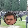 Nel tondo Riccardo Brescia, nella foto grande i suoi amici in moto al funerale. Foto Petrussi