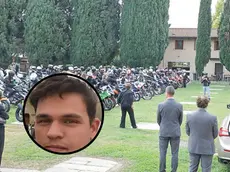 Nel tondo Riccardo Brescia, nella foto grande i suoi amici in moto al funerale. Foto Petrussi