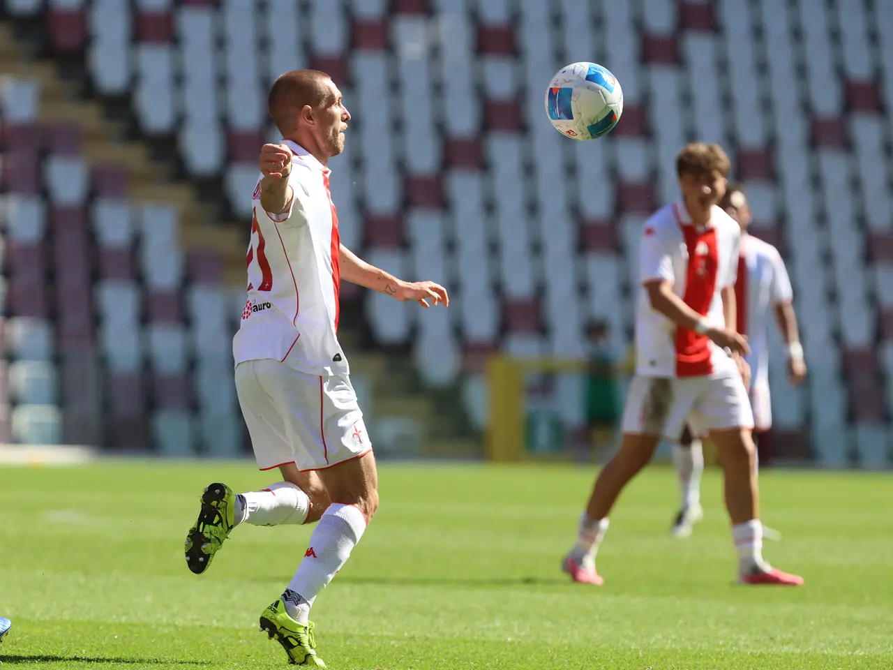 Una fase di gioco di Triestina-Obermais (foto Lasorte)