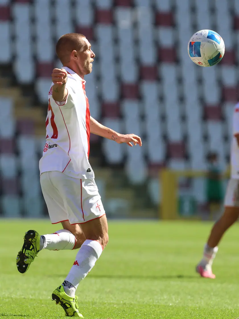 Una fase di gioco di Triestina-Obermais (foto Lasorte)