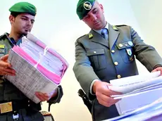 Militari della Guardia di finanza durante un accertamento