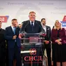 Al centro il leader filorusso Dodik con alle spalle alcuni degli eletti del suo partito in Bosnia