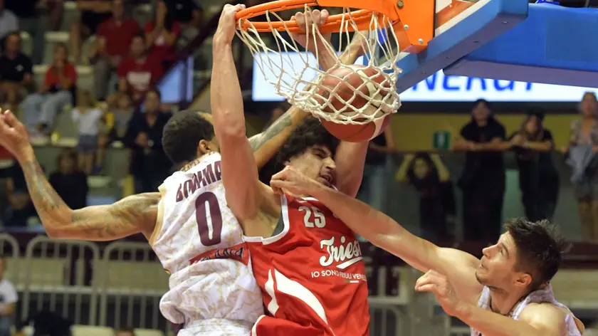 Una schiacciata di Lajae Jones (Foto Bruni)