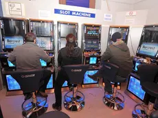 Giocatori davanti alle videolottery