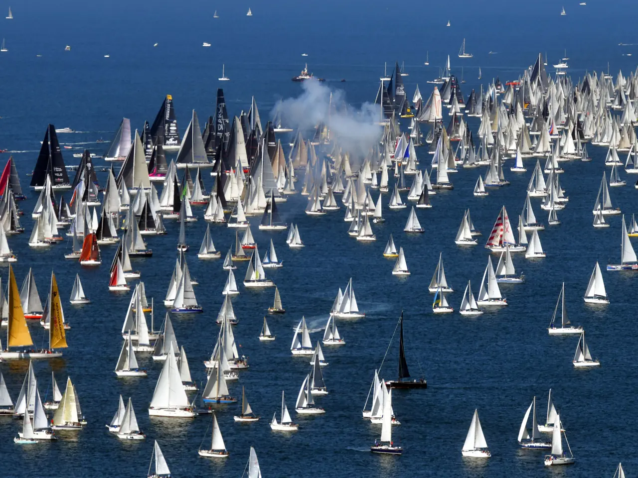 La partenza della Barcolana, edizione 2025, dal Faro della Vittoria (Foto Bruni)
