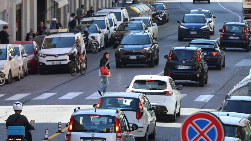 Le strisce pedonali in via Giulia (foto Andrea Lasorte)
