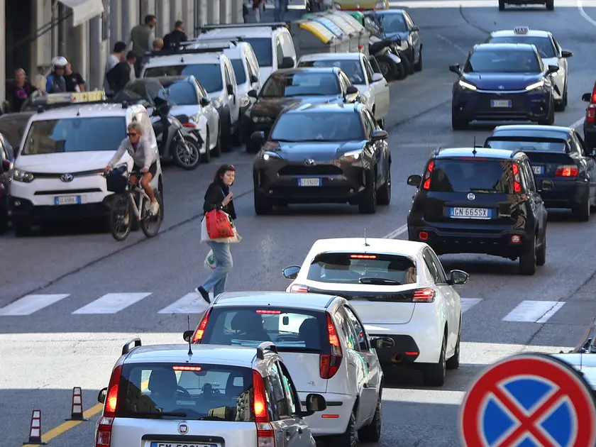 Le strisce pedonali in via Giulia (foto Andrea Lasorte)
