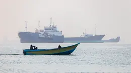 Navi ferme nello Stretto di Hormuz