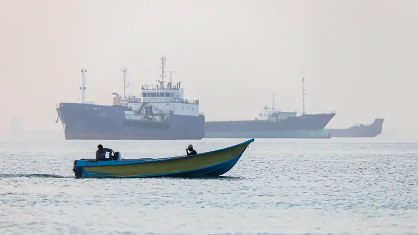 Navi ferme nello Stretto di Hormuz