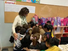 La maestra della Duca d’Aosta con i suoi alunni