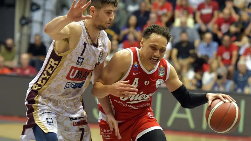 Il playmaker Colbey Ross in azione nel match di domenica con Venezia (foto Franceco Bruni)