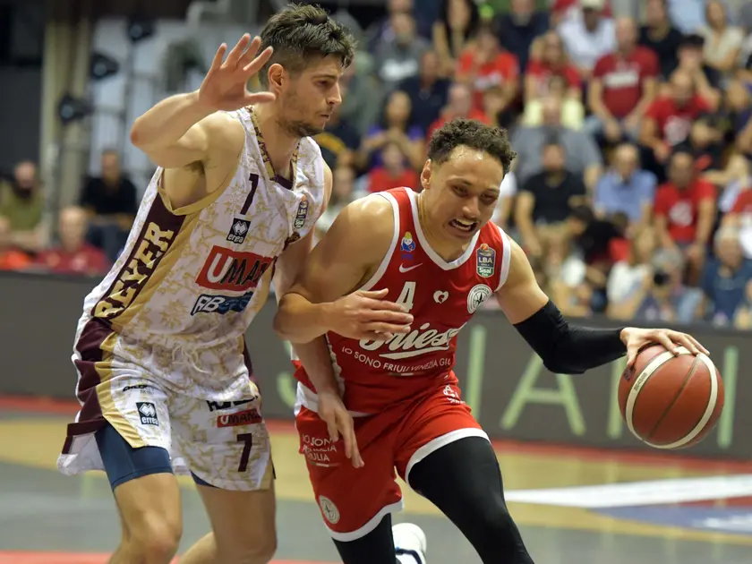 Il playmaker Colbey Ross in azione nel match di domenica con Venezia (foto Franceco Bruni)