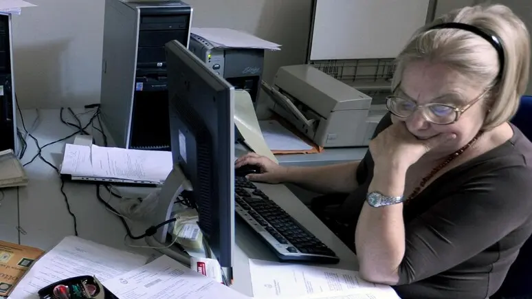 Un’impiegata al lavoro in un’azienda privata: anche le donne restano in servizio ben oltre i sessant’anni Foto Ansa