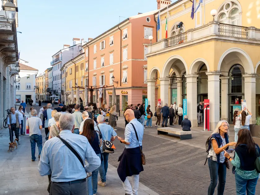 Le code dei goriziani fuori dal teatro