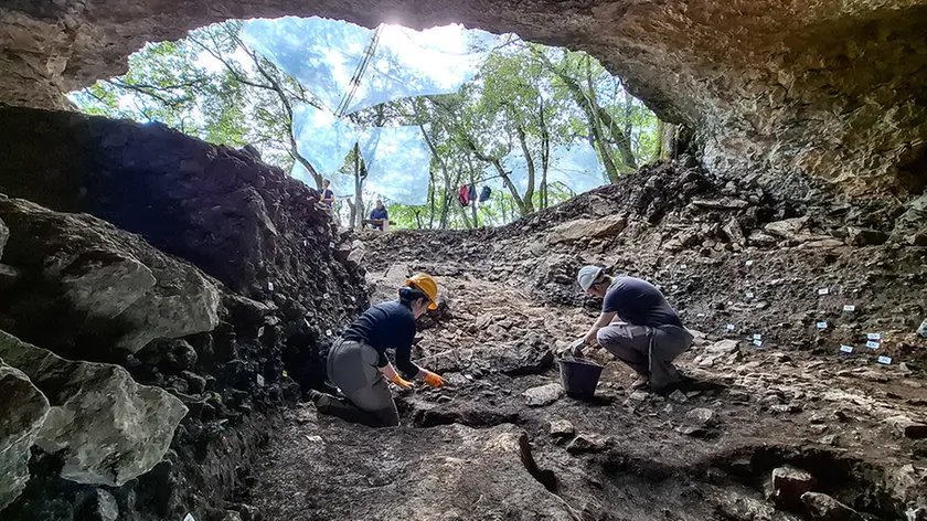 Gli scavi nel terreno della grotta Tina Jama di Sgonico