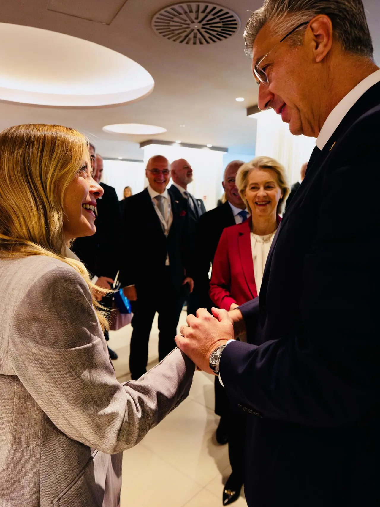 La premier Meloni con l’omologo croato Plenković, alle spalle Ursula von der Leyen