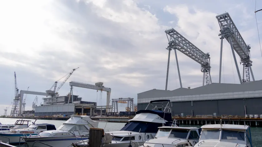 Le due gru Goliath: il cantiere edile temporaneo era propedeutico alla loro predisposizione nello stabilimento Fincantieri di Panzano Foto Katia Bonaventura