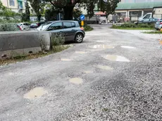 La situazione del parcheggio nell’area ex rimessa dei tram (foto Daniele Tibaldi)